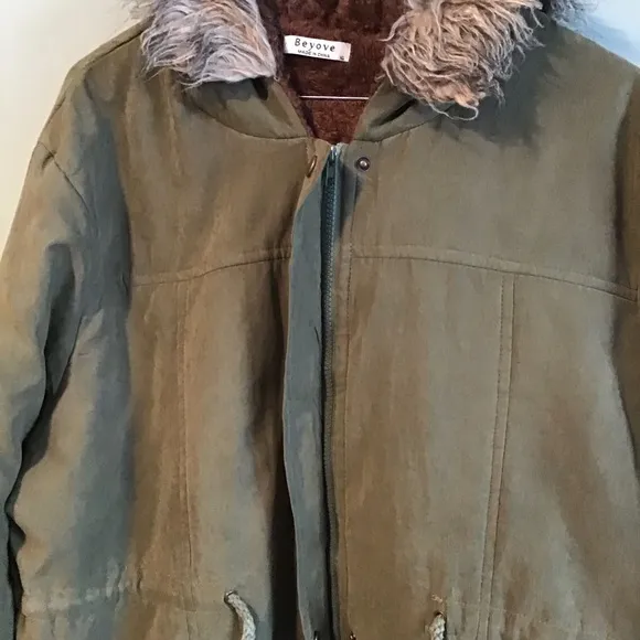 Beyove Faux Fur Lined, Hooded Winter Jacket Coat Size XL Preowned
