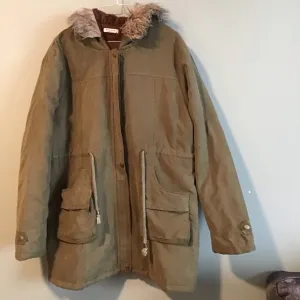 Beyove Faux Fur Lined, Hooded Winter Jacket Coat Size XL Preowned