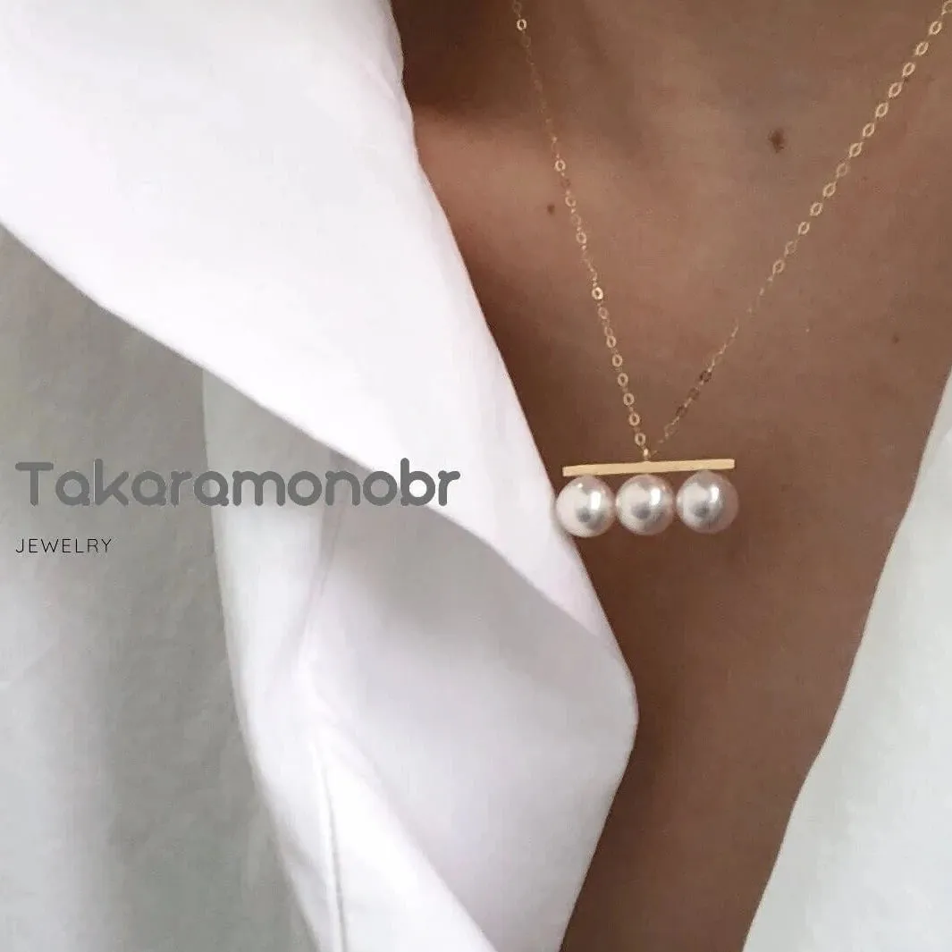Matchstick 8.0-8.5 mm White Akoya Pearl Pendant Mounted on 18-Karat Yellow Gold