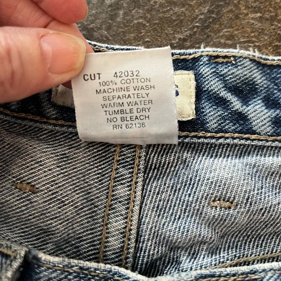 Vintage women’s Guess tapered leg made in the USA Jean. Size 30