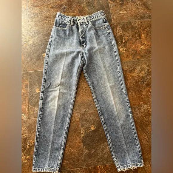 Vintage women’s Guess tapered leg made in the USA Jean. Size 30
