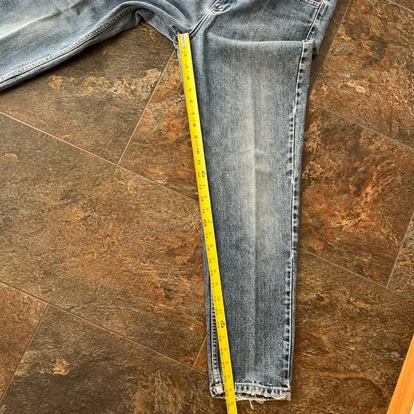 Vintage women’s Guess tapered leg made in the USA Jean. Size 30